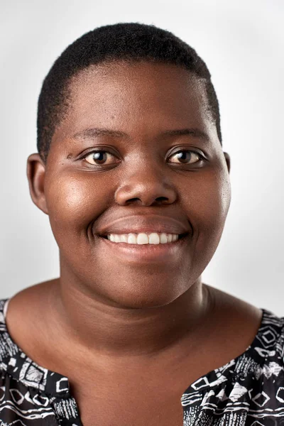 Sonriente negro africano mujer — Foto de Stock