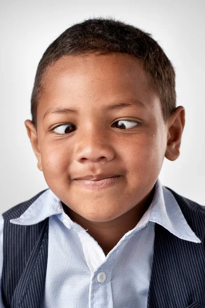 愚かな顔を作るアフリカの少年 — ストック写真