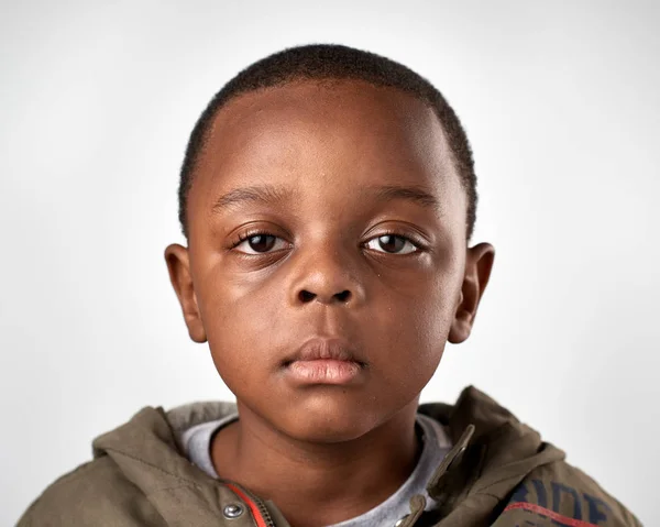 Pequeno menino africano sem expressão — Fotografia de Stock