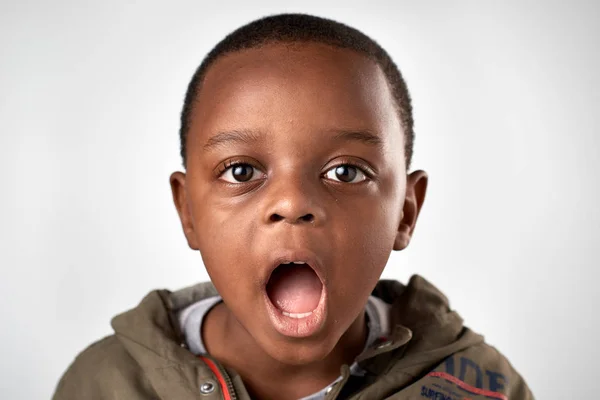 Africain garçon faire expression stupide visage — Photo