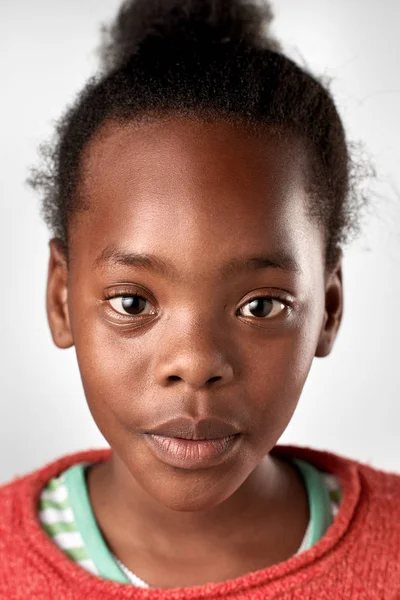 Серьезная молодая африканская девушка — стоковое фото