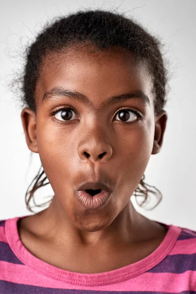 Komik genç Afrikalı kız — Stok fotoğraf