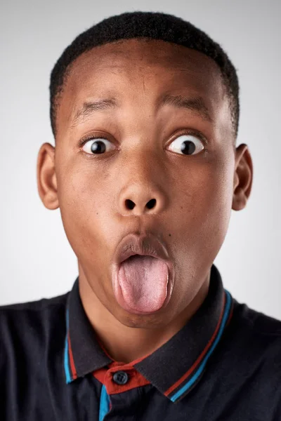 Африканский мальчик делает глупое выражение лица — стоковое фото