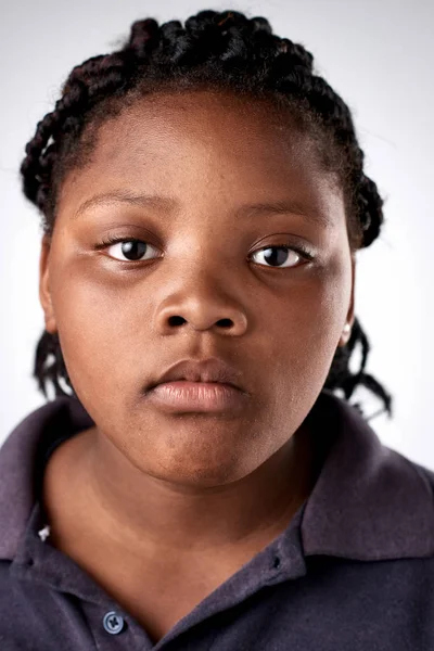 Молодая и серьезная чернокожая африканская девушка — стоковое фото