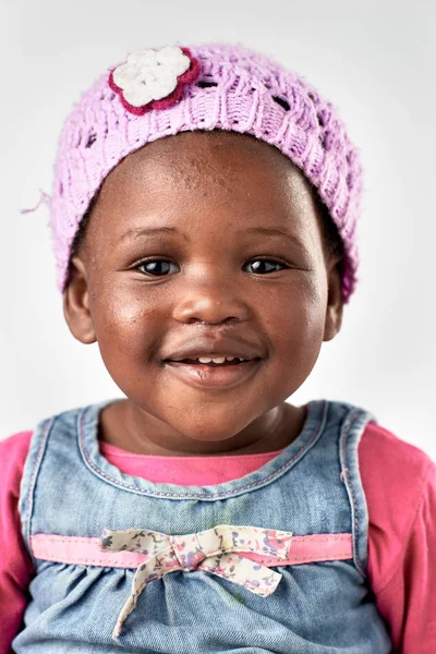 Симпатичная маленькая девочка в шляпе — стоковое фото