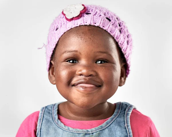 Симпатичная маленькая девочка в шляпе — стоковое фото
