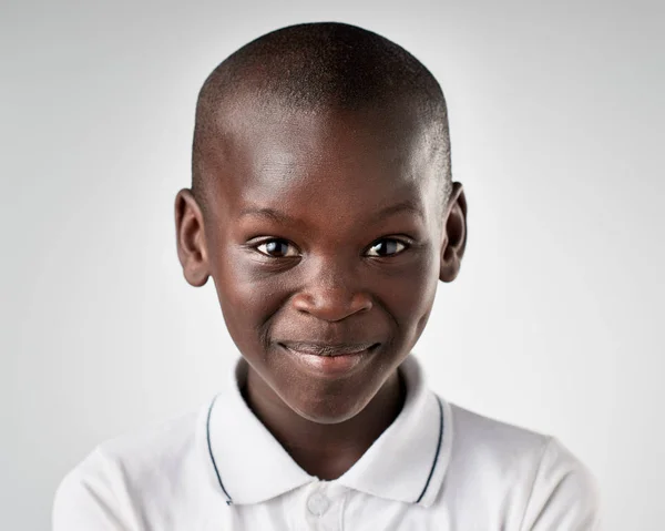 Счастливый африканский мальчик — стоковое фото