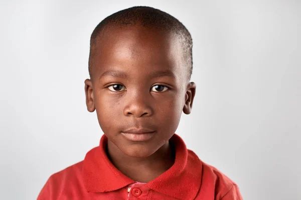 Маленький африканский мальчик без выражения — стоковое фото