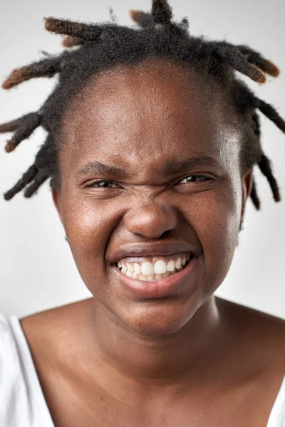 Смешное лицо чернокожей африканской женщины — стоковое фото