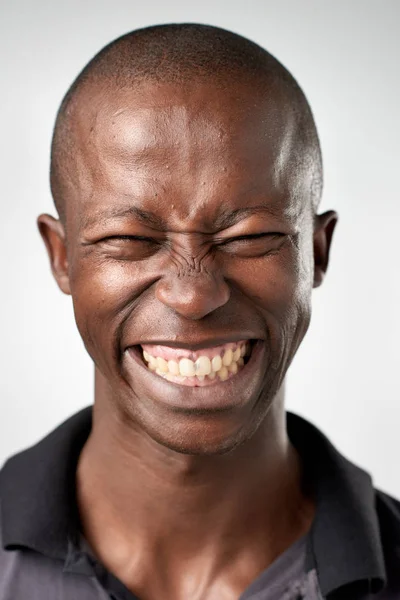 Echte Afrikaanse man die lacht — Stockfoto