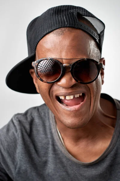 Gülümseyen Afrika siyah adam — Stok fotoğraf