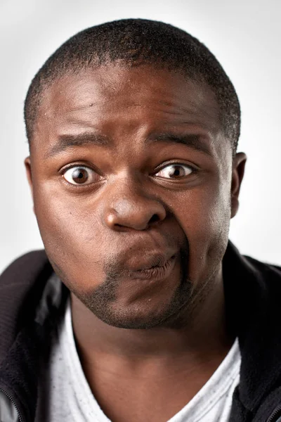 Afrykański mężczyzna Dokonywanie głupie wypowiedzi — Zdjęcie stockowe