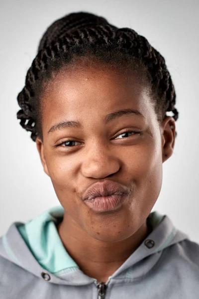 Negro chica haciendo divertido cara — Foto de Stock
