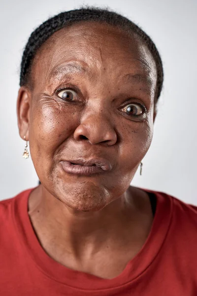 Grappige senior zwarte Afrikaanse vrouw — Stockfoto