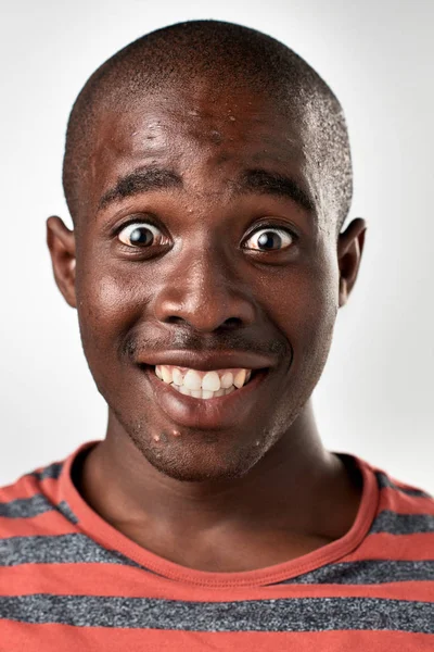 Uomo africano facendo espressione sciocca — Foto Stock