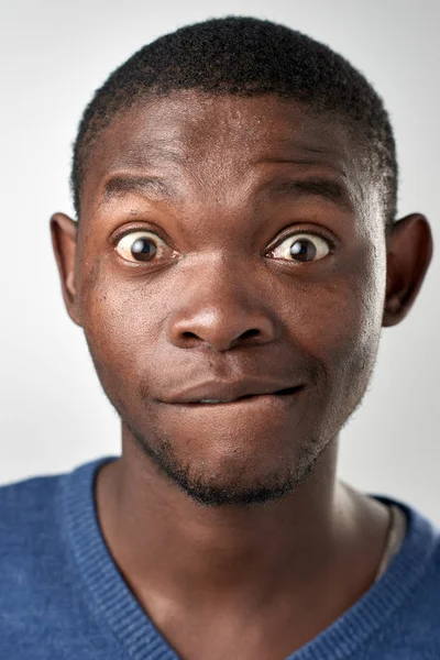 Hombre africano haciendo expresión tonta —  Fotos de Stock