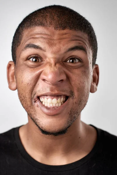 Afrikanska mannen att göra dumma uttryck — Stockfoto
