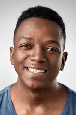 gerçek Afrika adam gülümseyen