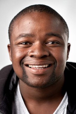 gerçek Afrika adam gülümseyen