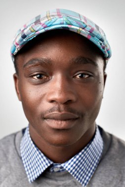 gerçek erkek gülümseyen