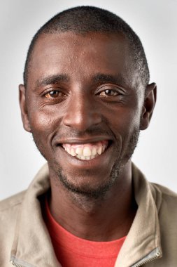 gülümseyen Afrika siyah adam