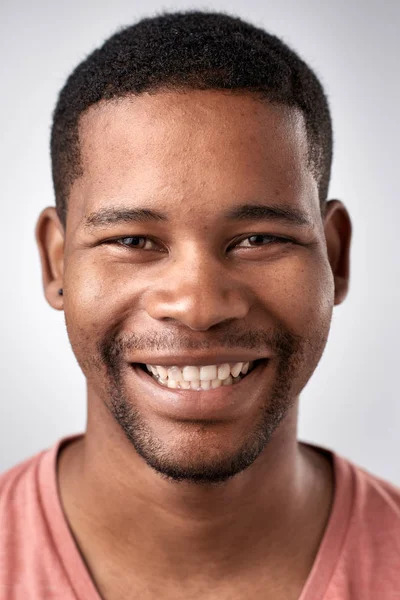 Verdadero hombre africano sonriendo —  Fotos de Stock