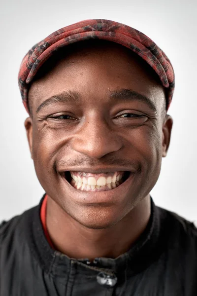 Verdadero hombre africano sonriendo — Foto de Stock