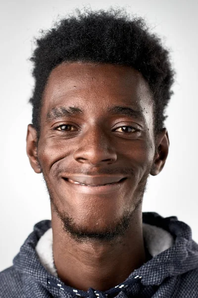 Verdadero hombre africano sonriendo — Foto de Stock