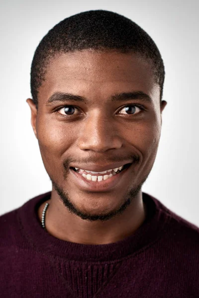 Verdadero hombre africano sonriendo —  Fotos de Stock