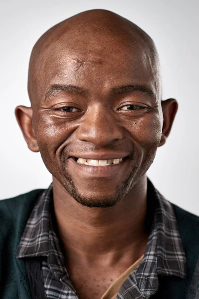 Dorosły człowiek Afryki uśmiechający się — Zdjęcie stockowe