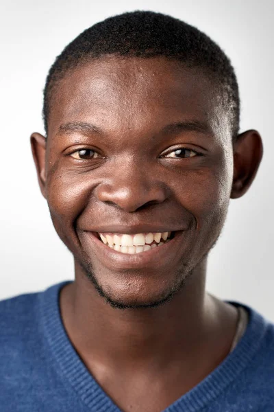 Vero uomo africano sorridente — Foto Stock