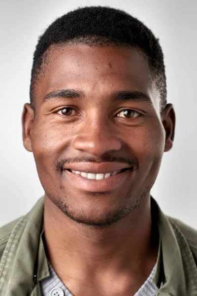 Verdadero hombre africano sonriendo —  Fotos de Stock