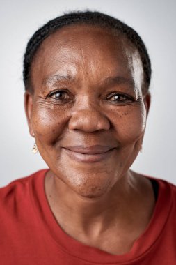 gülümseyen siyah Afrika kadın 