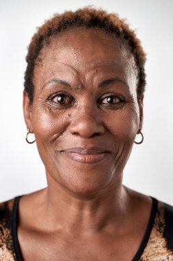 kısa saçlı yetişkin Afrika kadın