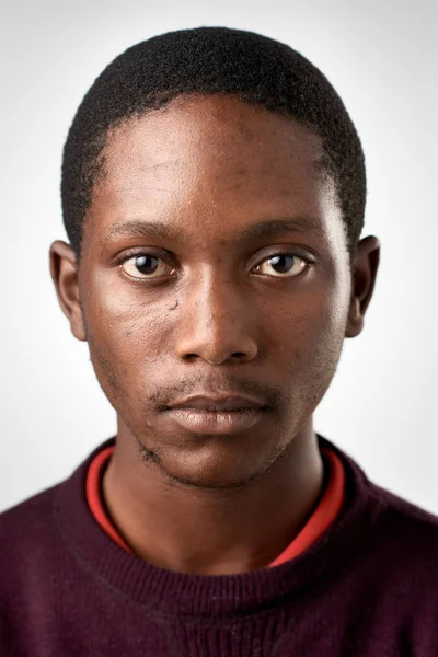 Afrikanischer Mann ohne Ausdruck — Stockfoto