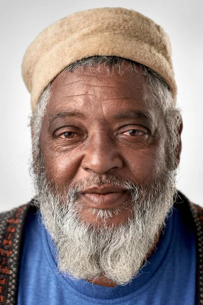 Старший африканский мужчина без выражения — стоковое фото