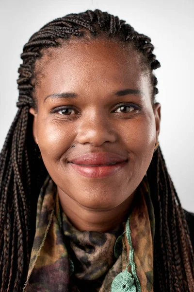 Real negra mulher africana sorrindo — Fotografia de Stock