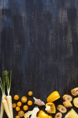 Sarı tonda meyve ve sebze dilimleri