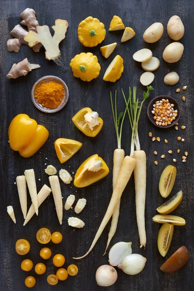 Sárga tónusú gyümölcsök és zöldségek szeletek — Stock Fotó