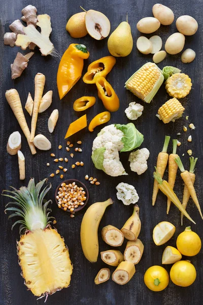 Rodajas de frutas y verduras tonificadas amarillas — Foto de Stock
