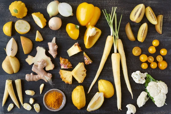 Sárga tónusú gyümölcsök és zöldségek szeletek — Stock Fotó