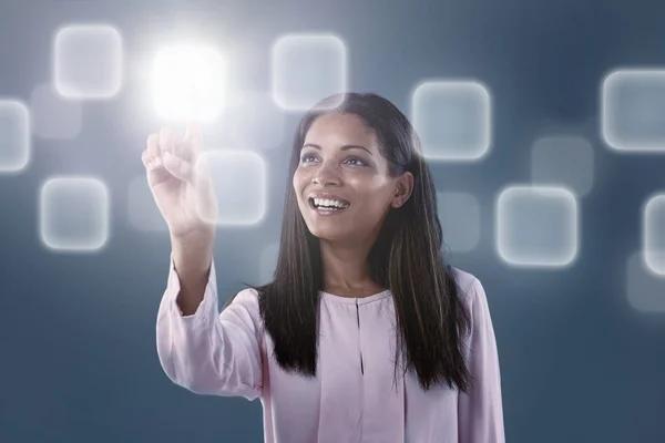 Affärskvinna med 3d hologram — Stockfoto