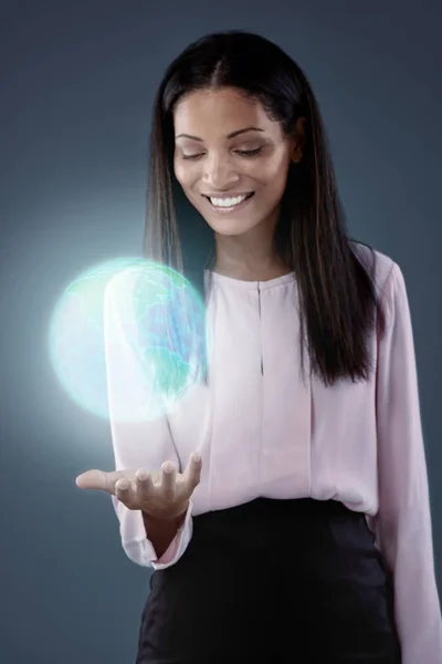 Mujer de negocios con holograma 3D — Foto de Stock