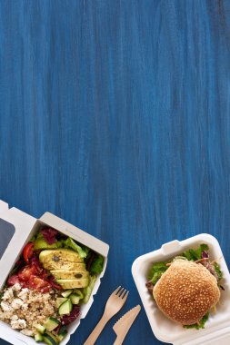 Mavi masasına paket servisi olan restoran yemek
