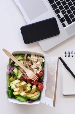 çalışma alanı tablosu paket servisi olan restoran gıda ile