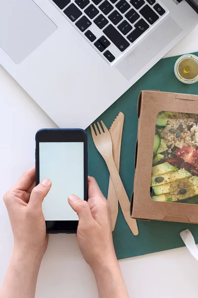 Person mit Handy über Tisch — Stockfoto