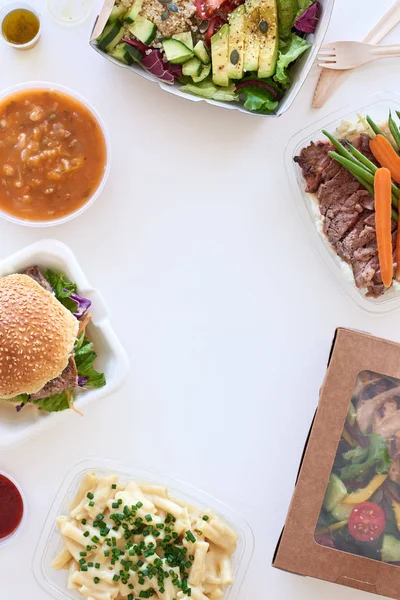 Comida para llevar en la mesa — Foto de Stock