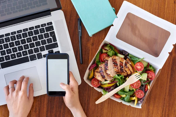 Persoon met behulp van digitale gadgets en eten — Stockfoto