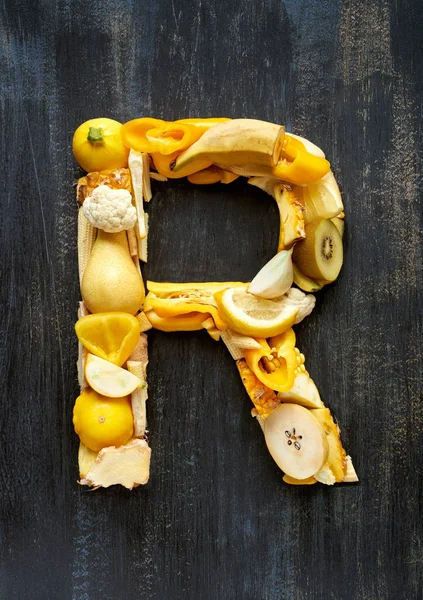 アルファベットの文字に野菜や果物 — ストック写真