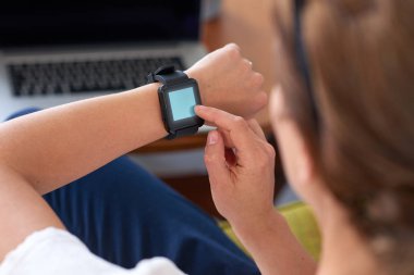 kadın kaydırma smartwatch